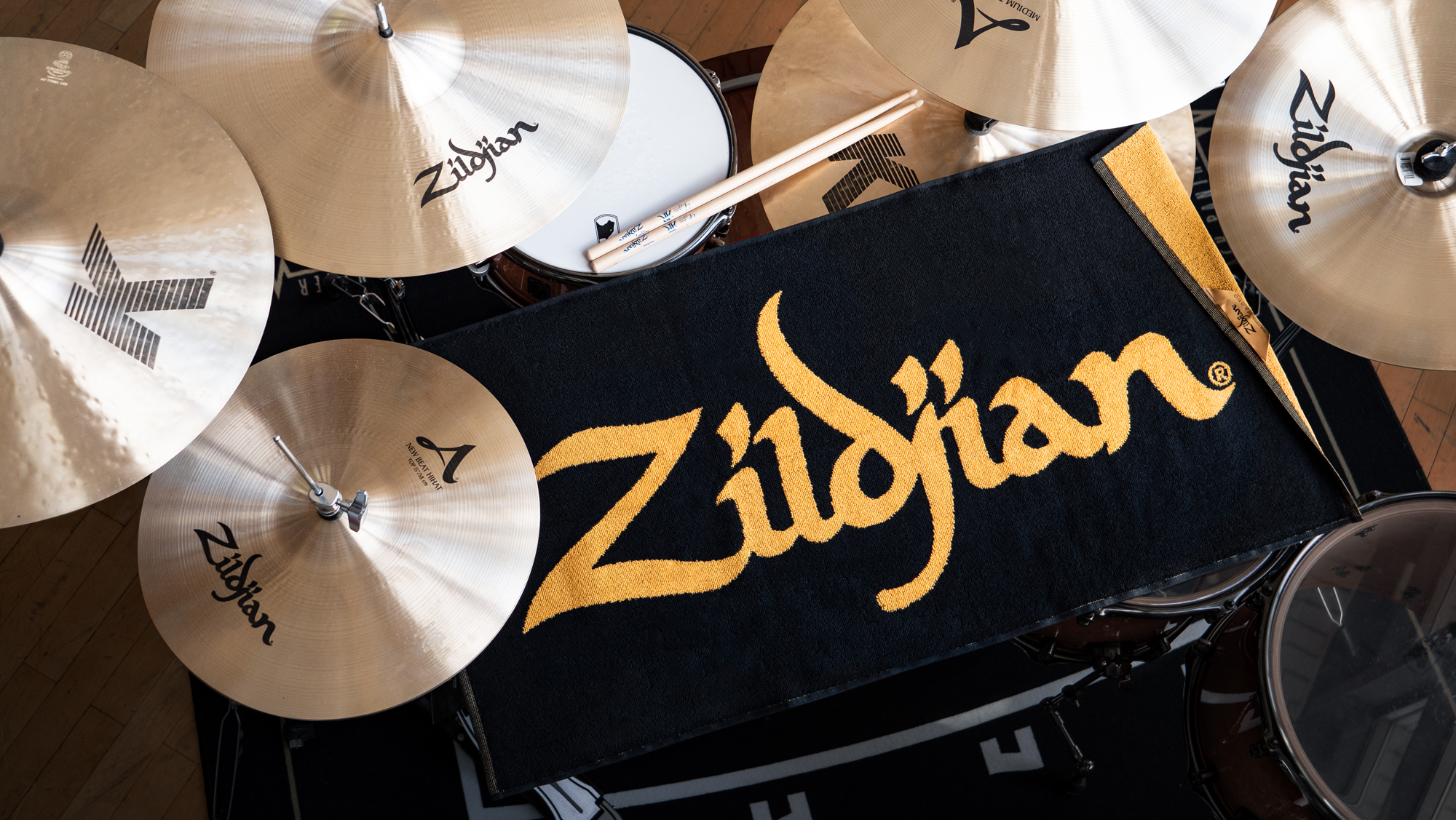 Zildjian Handtuch mit Logo in schwarz-gold